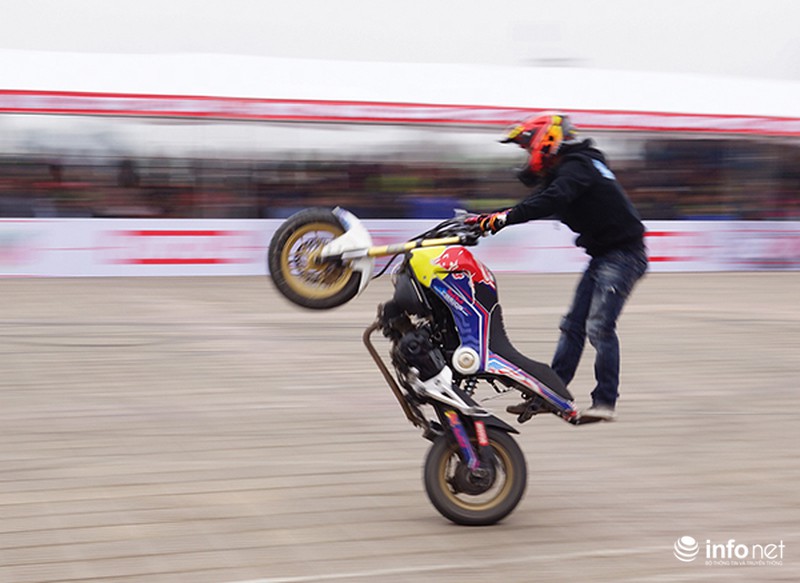 Màn trình diễn của 3 stunter khiến khán giả Hà Nội