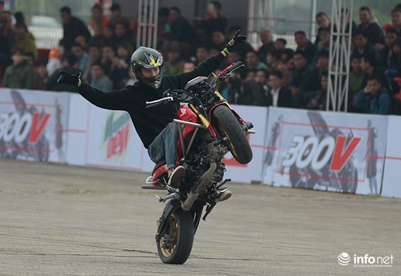 Màn trình diễn của 3 stunter khiến khán giả Hà Nội