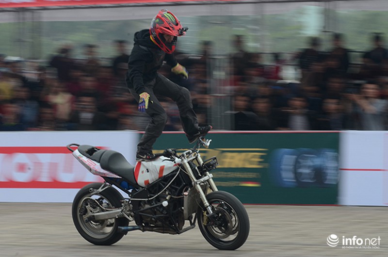 Màn trình diễn của 3 stunter khiến khán giả Hà Nội