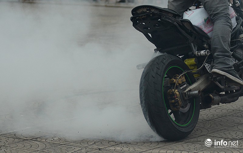 Màn trình diễn của 3 stunter khiến khán giả Hà Nội