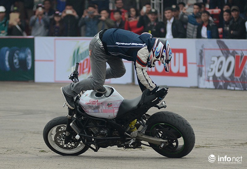 Màn trình diễn của 3 stunter khiến khán giả Hà Nội