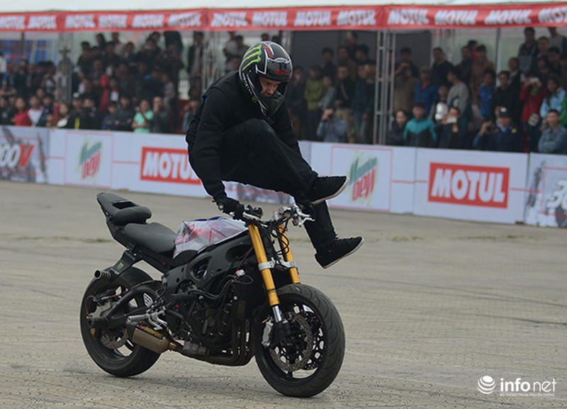 Màn trình diễn của 3 stunter khiến khán giả Hà Nội