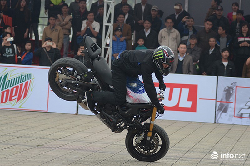 Màn trình diễn của 3 stunter khiến khán giả Hà Nội