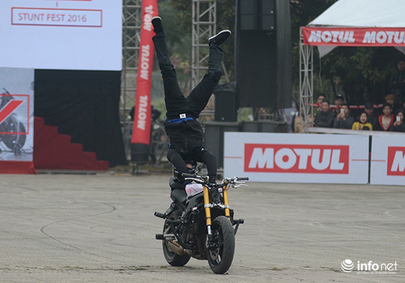 Màn trình diễn của 3 stunter khiến khán giả Hà Nội