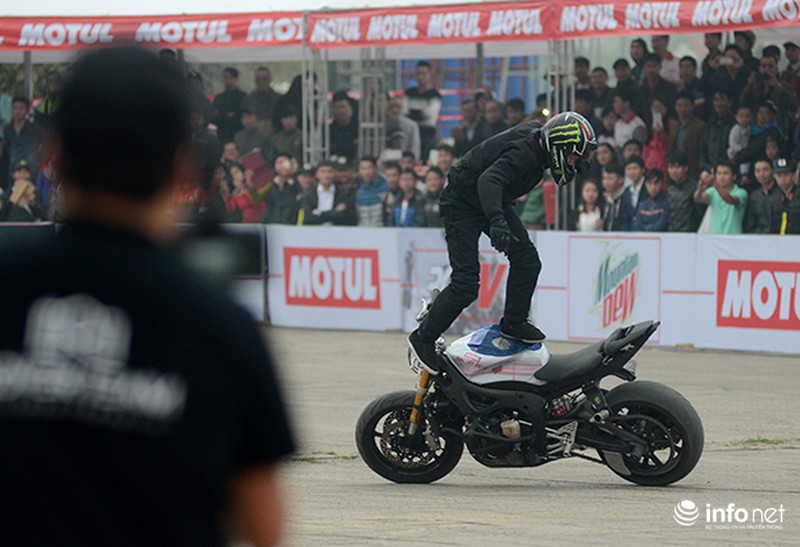 Màn trình diễn của 3 stunter khiến khán giả Hà Nội