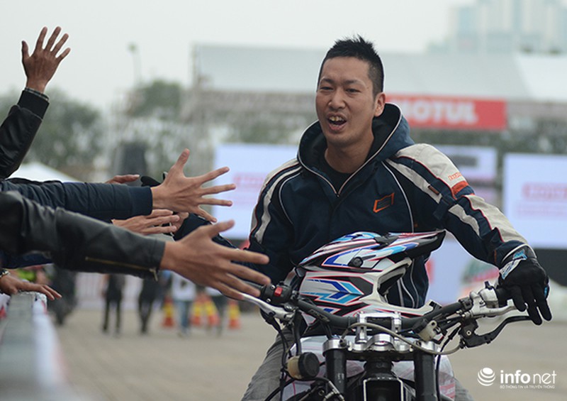 Màn trình diễn của 3 stunter khiến khán giả Hà Nội