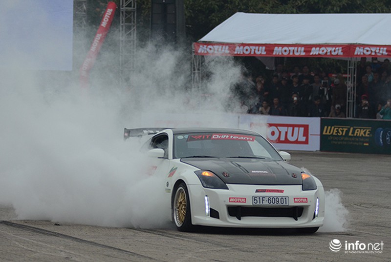 Màn trình diễn của 3 stunter khiến khán giả Hà Nội