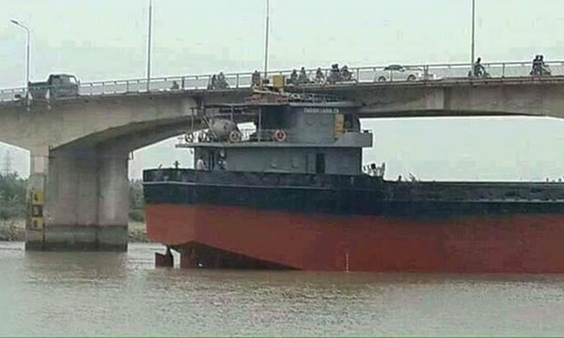 Cầu An Thái bị gãy dầm bê tông sau vụ tàu thủy va chạm - ảnh 1