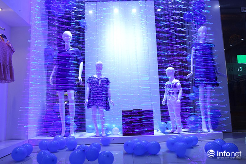 Nhiều nơi thắp đèn xanh lơ vì trẻ em tự kỷ - ảnh 1