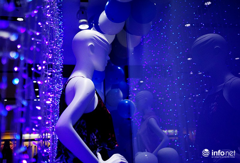 Nhiều nơi thắp đèn xanh lơ vì trẻ em tự kỷ - ảnh 2