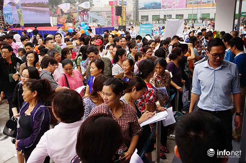 Dòng người đội nắng xếp hàng mua vé bay rẻ - ảnh 1