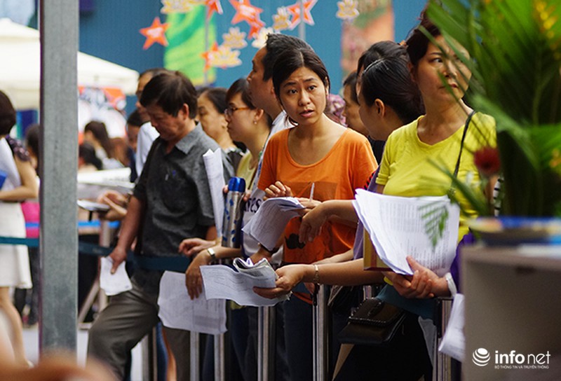 Dòng người đội nắng xếp hàng mua vé bay rẻ - ảnh 2