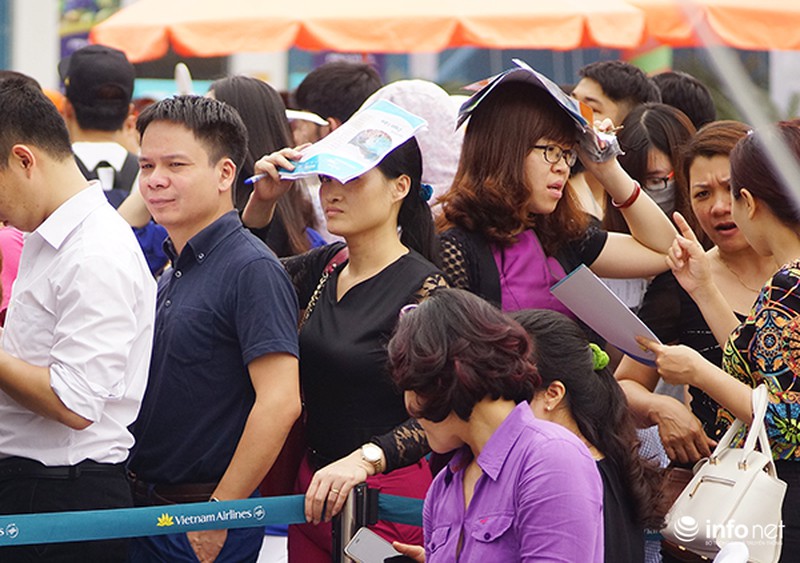 Dòng người đội nắng xếp hàng mua vé bay rẻ - ảnh 3