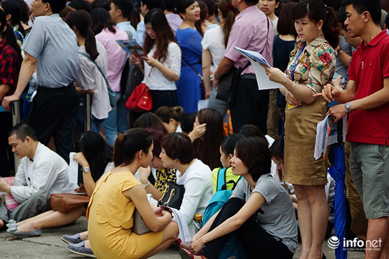 Dòng người đội nắng xếp hàng mua vé bay rẻ - ảnh 4