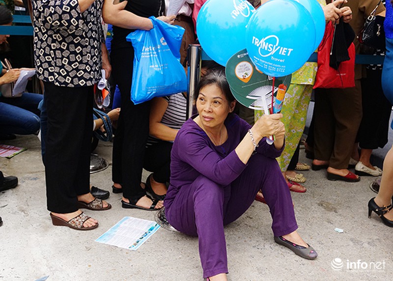 Dòng người đội nắng xếp hàng mua vé bay rẻ - ảnh 5