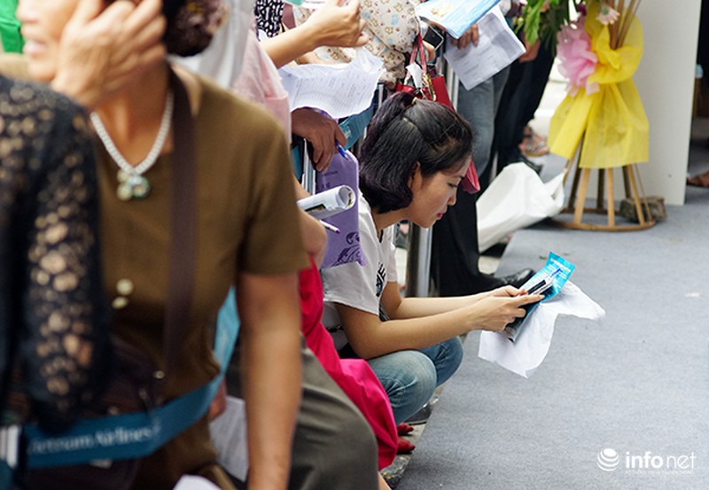 Dòng người đội nắng xếp hàng mua vé bay rẻ - ảnh 6