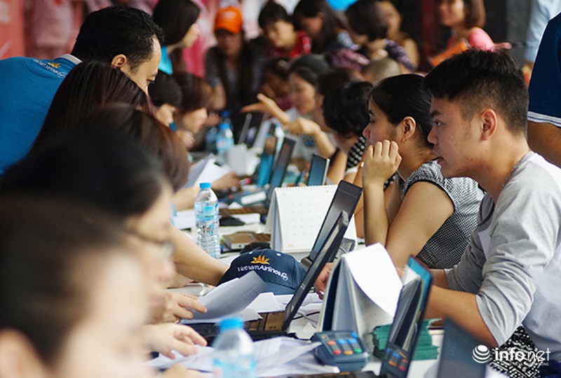 Dòng người đội nắng xếp hàng mua vé bay rẻ - ảnh 7