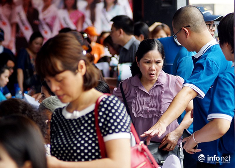 Dòng người đội nắng xếp hàng mua vé bay rẻ - ảnh 8