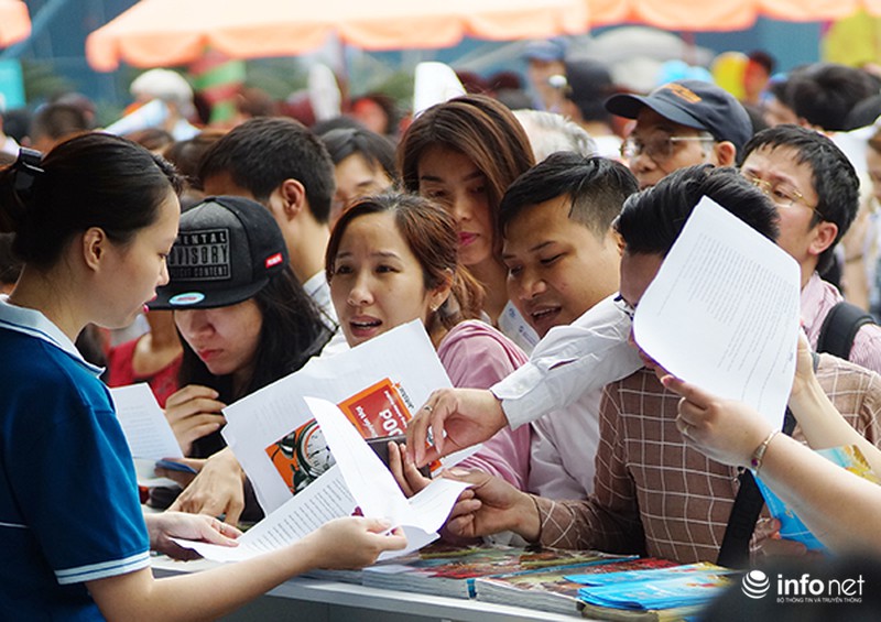 Dòng người đội nắng xếp hàng mua vé bay rẻ - ảnh 9