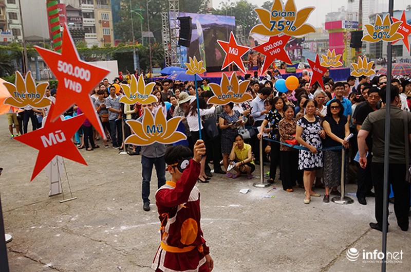 Dòng người đội nắng xếp hàng mua vé bay rẻ - ảnh 10