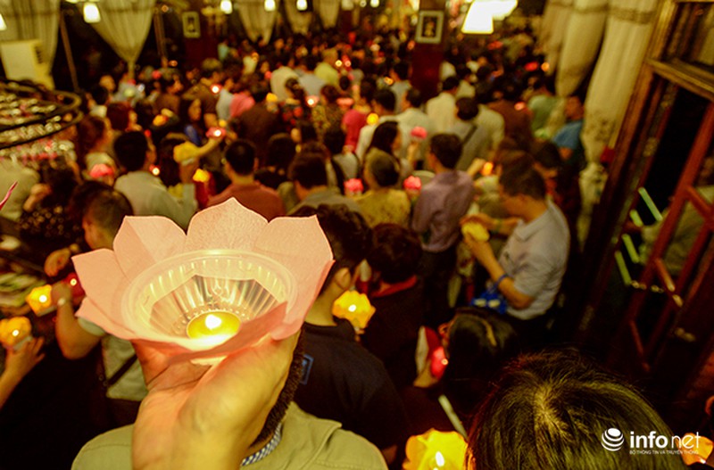 Hồ Tây lấp lánh ánh đèn hoa đăng trong đêm Rằm - ảnh 1