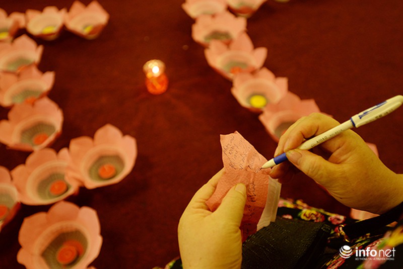 Hồ Tây lấp lánh ánh đèn hoa đăng trong đêm Rằm - ảnh 2