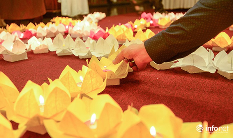 Hồ Tây lấp lánh ánh đèn hoa đăng trong đêm Rằm - ảnh 3