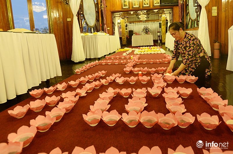 Hồ Tây lấp lánh ánh đèn hoa đăng trong đêm Rằm - ảnh 4