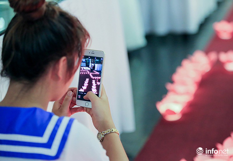 Hồ Tây lấp lánh ánh đèn hoa đăng trong đêm Rằm - ảnh 6