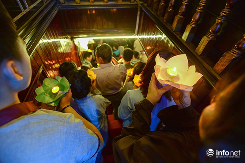 Hồ Tây lấp lánh ánh đèn hoa đăng trong đêm Rằm - ảnh 7