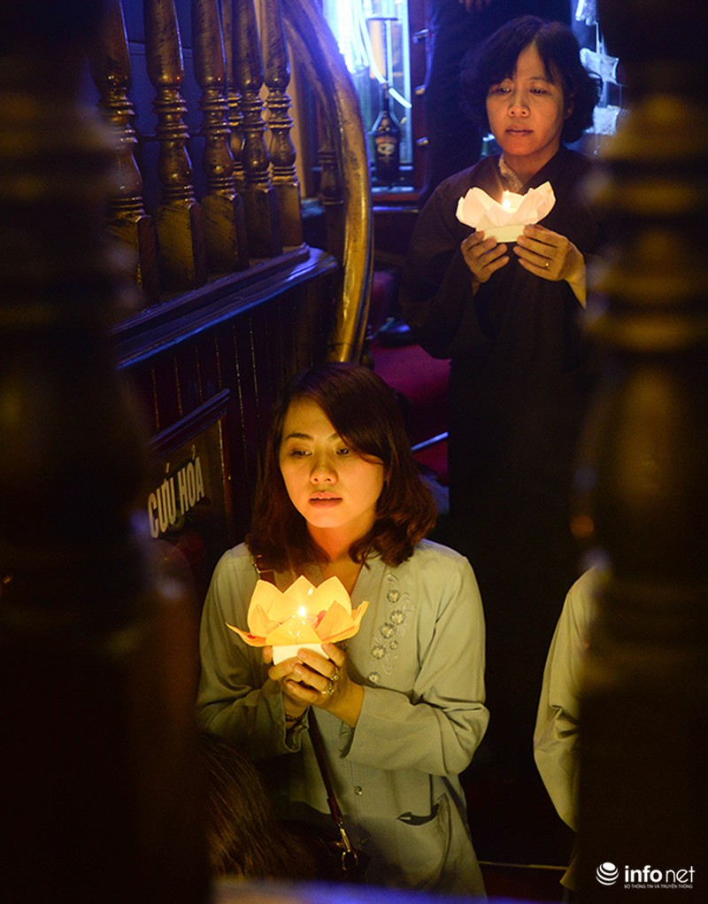 Hồ Tây lấp lánh ánh đèn hoa đăng trong đêm Rằm - ảnh 8