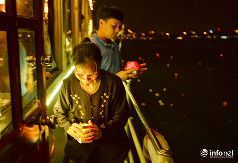 Hồ Tây lấp lánh ánh đèn hoa đăng trong đêm Rằm - ảnh 9