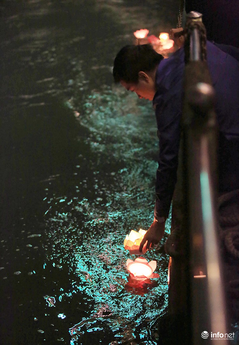 Hồ Tây lấp lánh ánh đèn hoa đăng trong đêm Rằm - ảnh 10