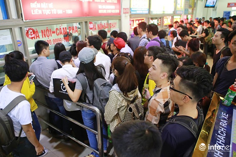 Bắt đầu nghỉ lễ 30/4: Hàng ngàn khách xếp hàng dài tại bến xe Mỹ Đình - ảnh 2