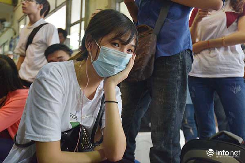 Bắt đầu nghỉ lễ 30/4: Hàng ngàn khách xếp hàng dài tại bến xe Mỹ Đình - ảnh 6