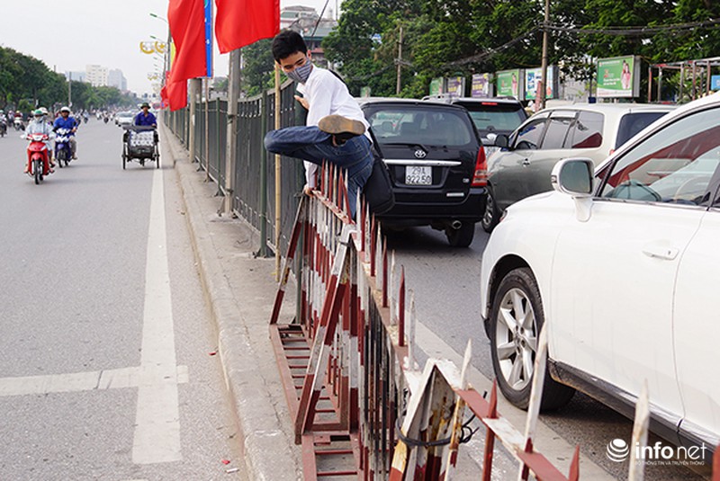 Thót tim nhìn cảnh người dân trèo rào giữa làn xe đang chạy - ảnh 5