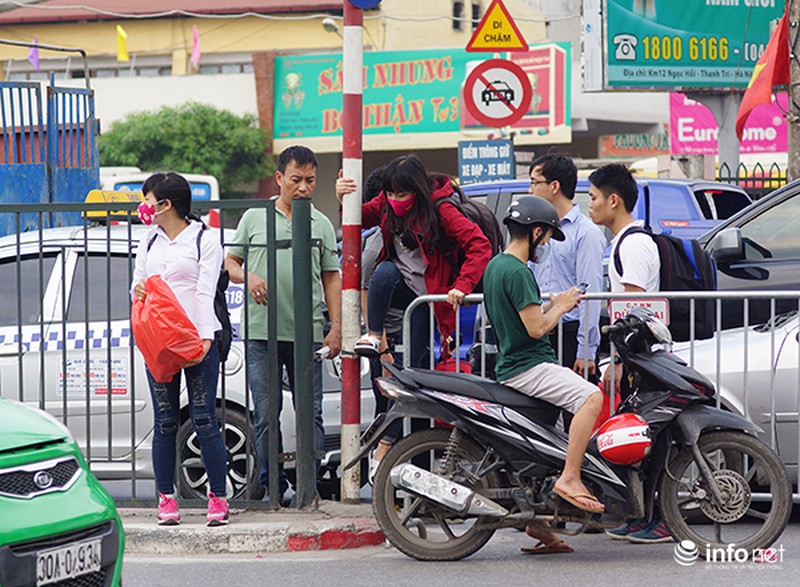 Thót tim nhìn cảnh người dân trèo rào giữa làn xe đang chạy - ảnh 8