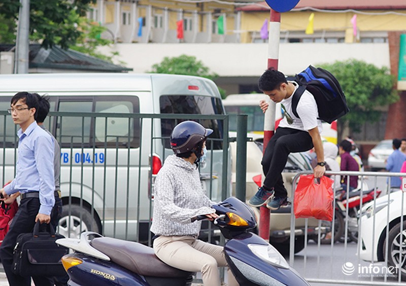 Thót tim nhìn cảnh người dân trèo rào giữa làn xe đang chạy - ảnh 6
