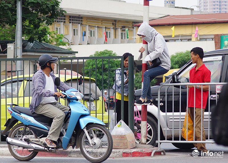 Thót tim nhìn cảnh người dân trèo rào giữa làn xe đang chạy - ảnh 7