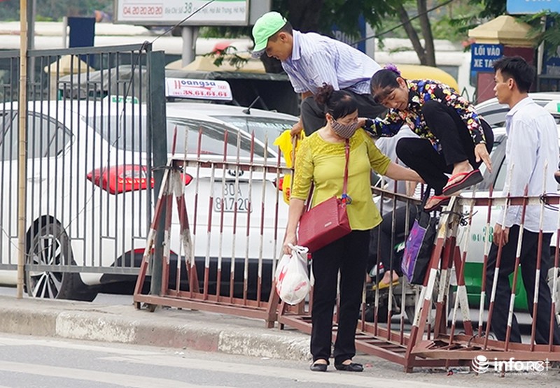 Thót tim nhìn cảnh người dân trèo rào giữa làn xe đang chạy - ảnh 9