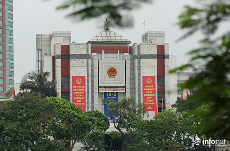 Đường phố Hà Nội rực rỡ cờ hoa chào đón ngày bầu cử - ảnh 1