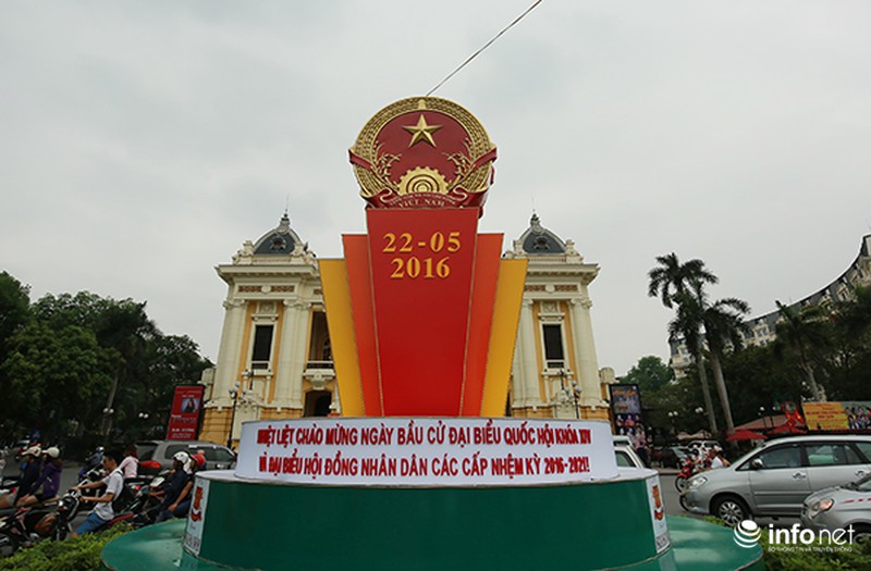 Đường phố Hà Nội rực rỡ cờ hoa chào đón ngày bầu cử - ảnh 3