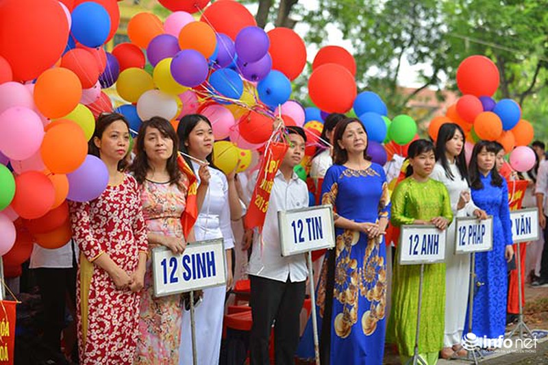 Xúc động trong giờ phút chia tay của học sinh Chu Văn An - ảnh 1
