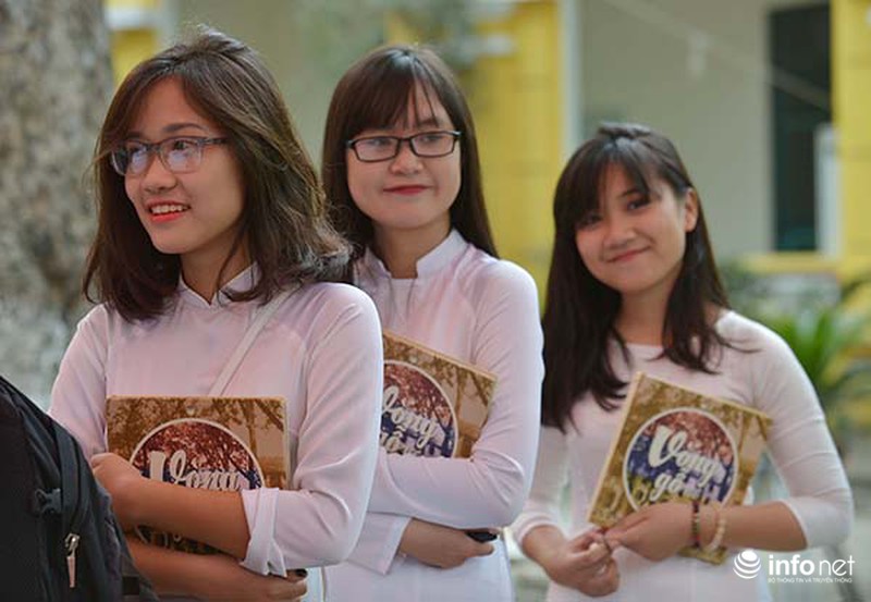 Xúc động trong giờ phút chia tay của học sinh Chu Văn An - ảnh 2