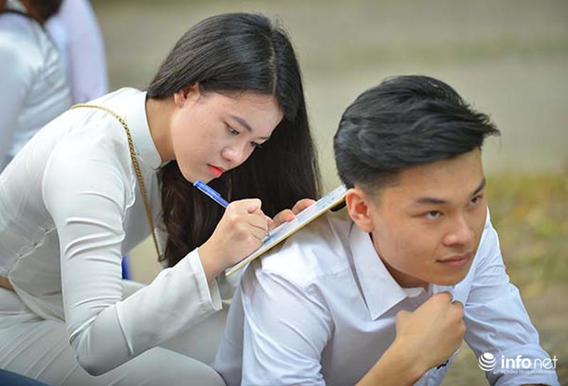 Xúc động trong giờ phút chia tay của học sinh Chu Văn An - ảnh 3