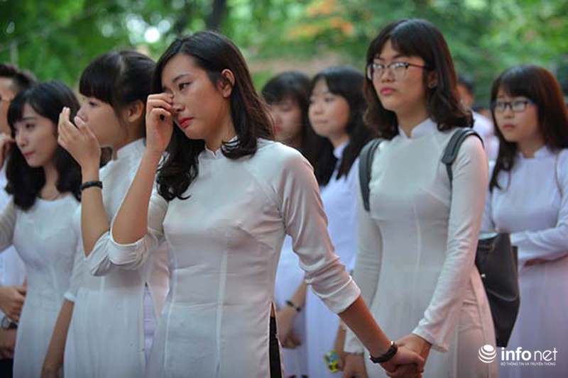 Xúc động trong giờ phút chia tay của học sinh Chu Văn An - ảnh 6