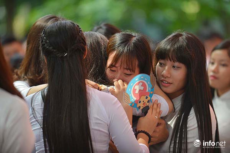 Xúc động trong giờ phút chia tay của học sinh Chu Văn An - ảnh 7
