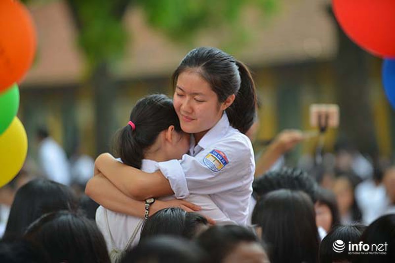 Xúc động trong giờ phút chia tay của học sinh Chu Văn An - ảnh 8