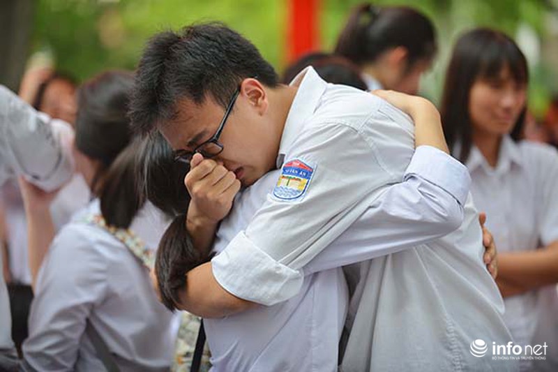 Xúc động trong giờ phút chia tay của học sinh Chu Văn An - ảnh 9