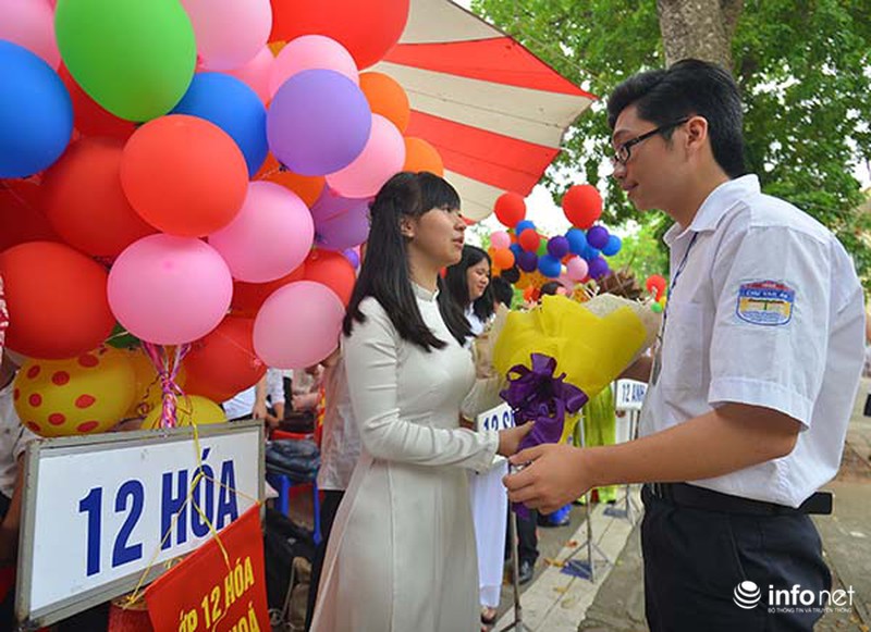 Xúc động trong giờ phút chia tay của học sinh Chu Văn An - ảnh 10